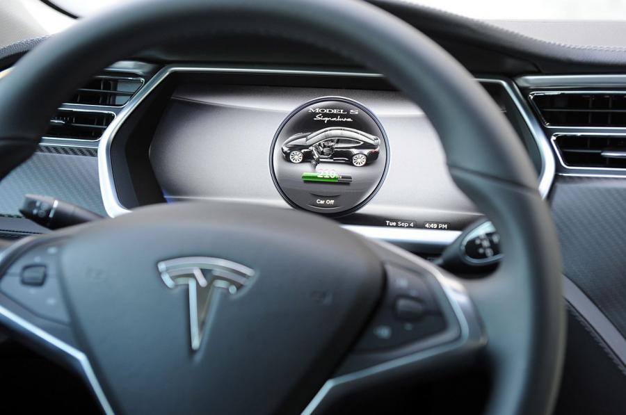 Панель приборов Tesla Model S 2012 года  (фото 39 из 88)